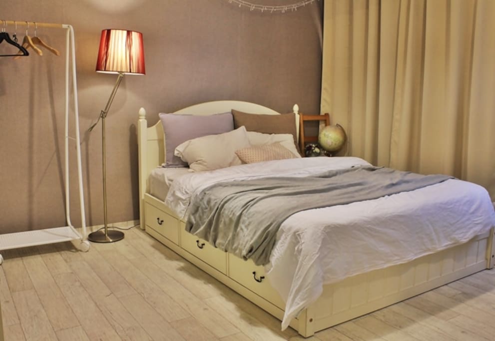 Guest room.