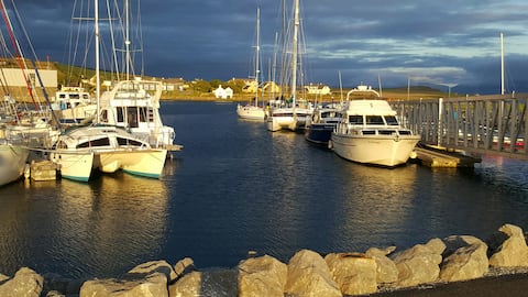 Maggie' cottage overlooking Dingle harbour and bay