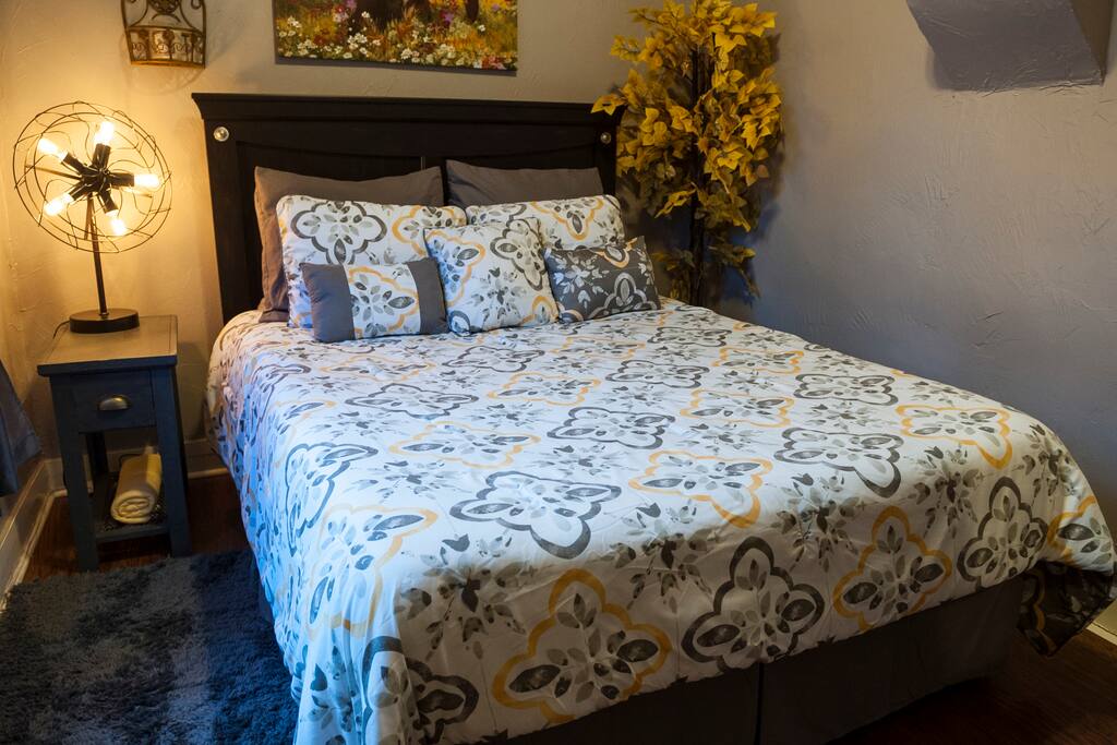Master Bedroom, Queen size bed