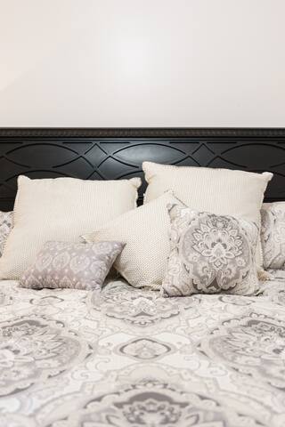 Get Cozy Cottage Vibes Just Steps from St. Charles Avenue gallery image 2