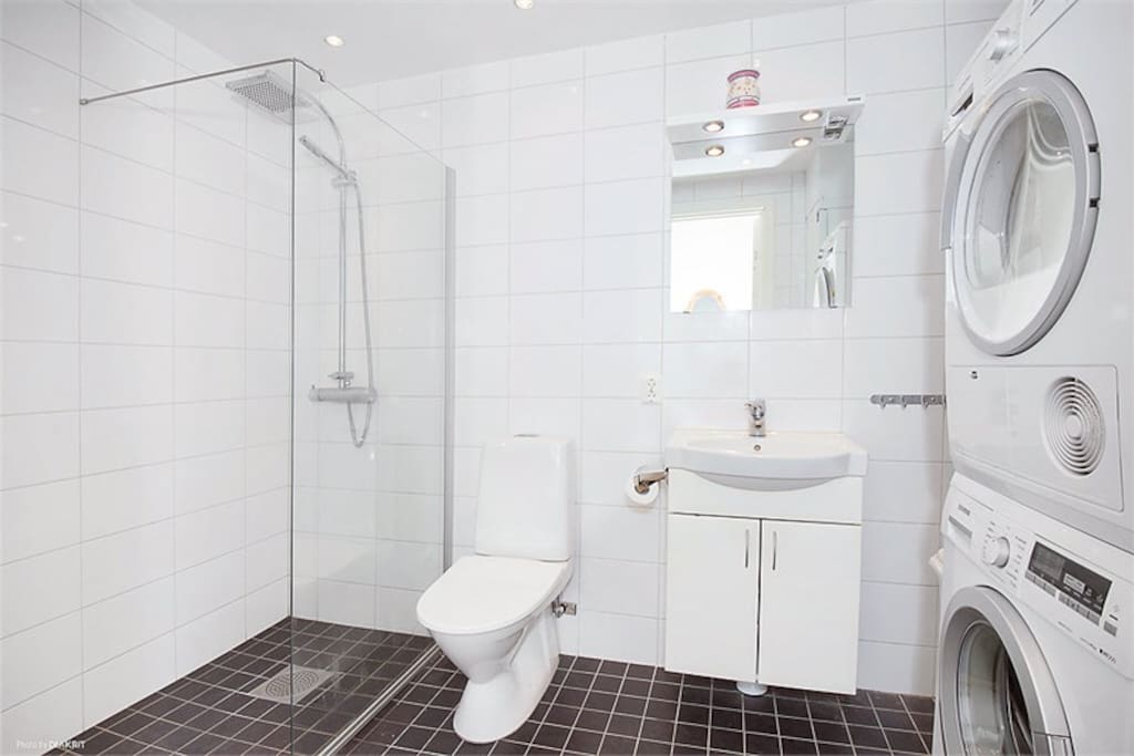 Bathroom with laundry machine and dryer