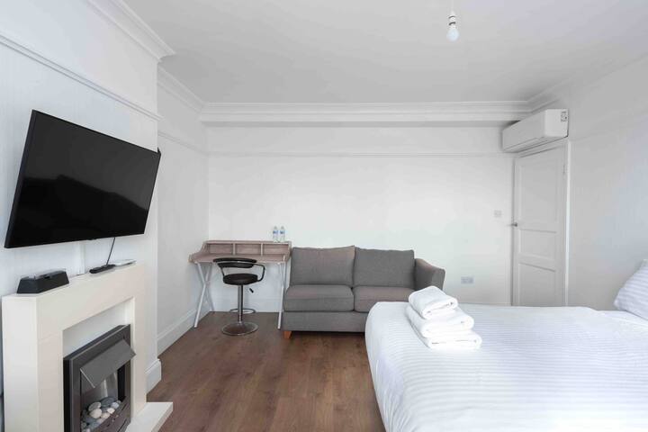 Three Bedrooms Flat Central London-Emirate gallery image 3