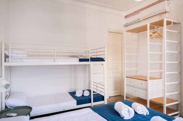 Dormitorio 3 con una cama doble, una litera con dos camas individuales y bonito perchero