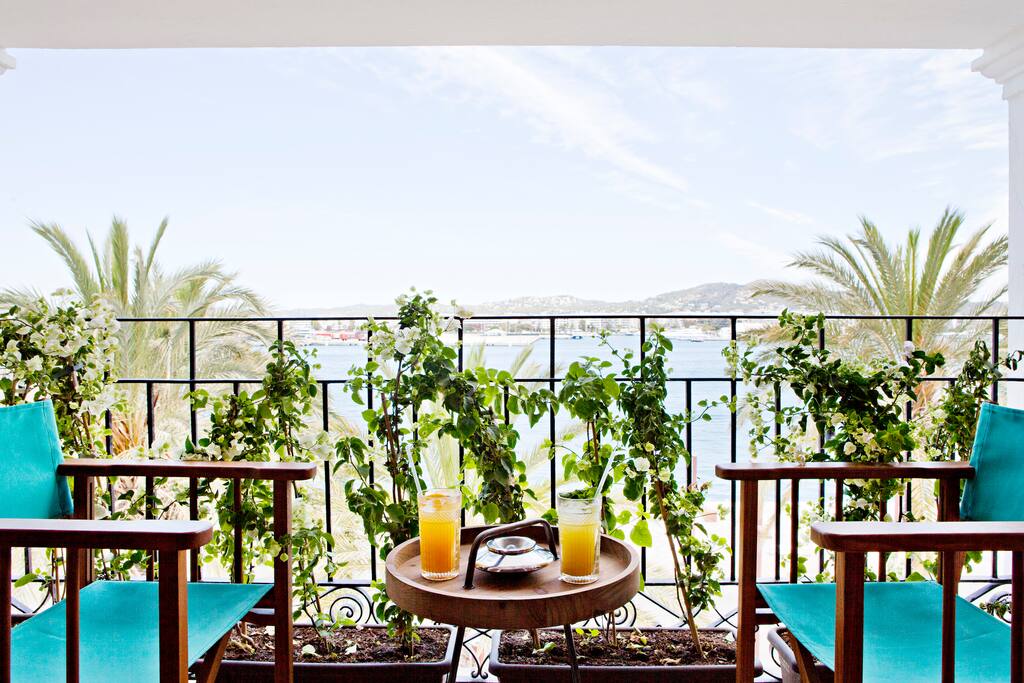 Top floor, amazing view on docks and Ibiza bay