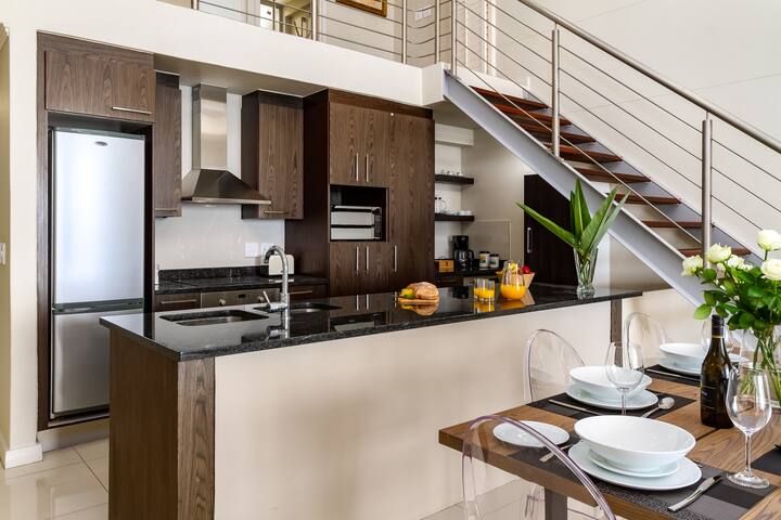 Spacious Apartment, Stunning Ocean Views gallery image 5