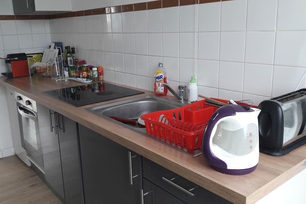 La cuisine, équipée d'un four, d'un micro-onde, une bouilloire, un grille-pain et un petit frigo