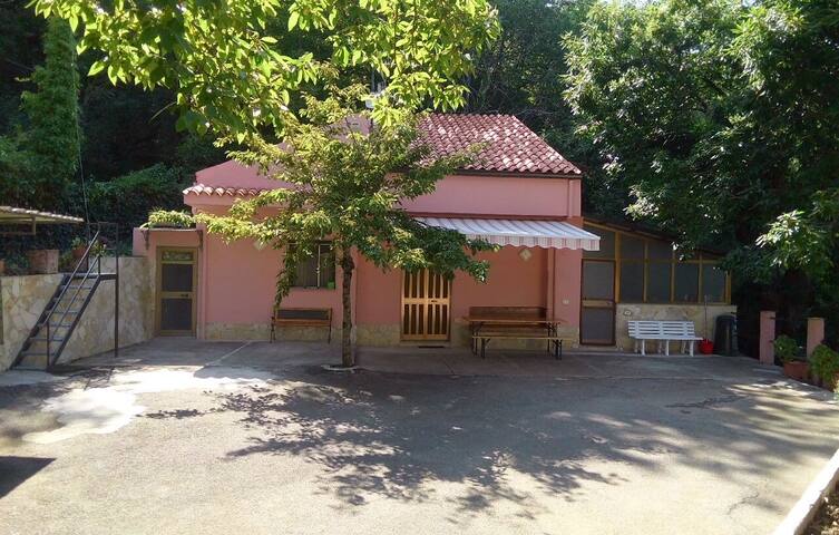 La casetta nel bosco per turisti