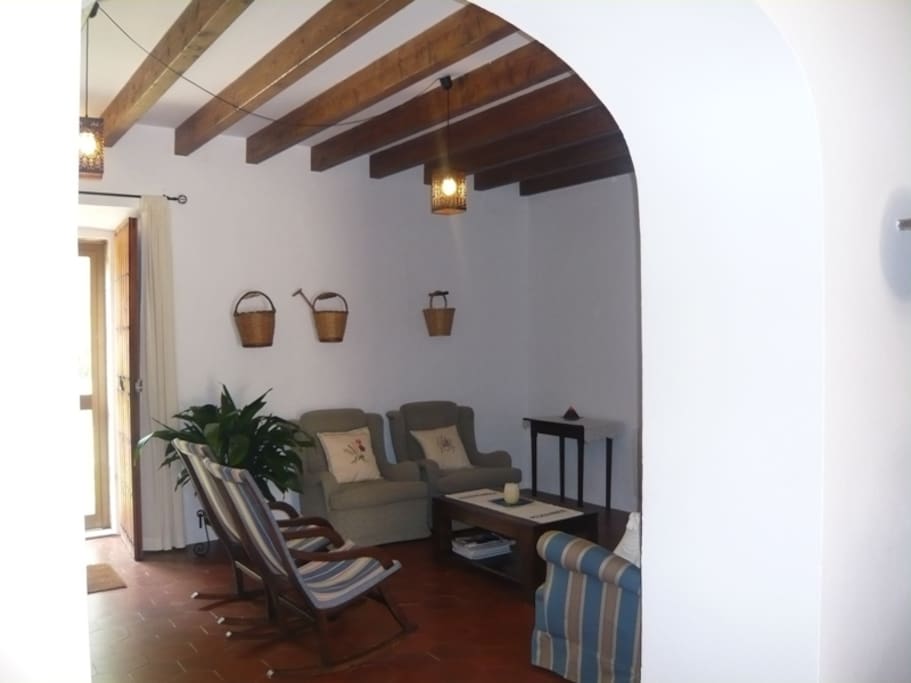 Salón decorado con mobiliario tradicional mallorquín
