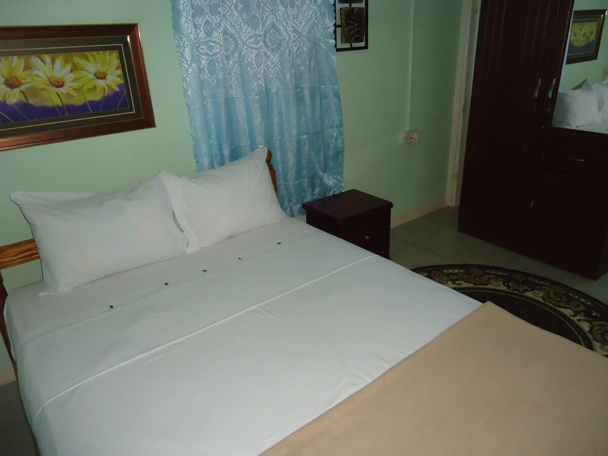 Chumba one.With kitanda mara mbili na Pia airconditioned 