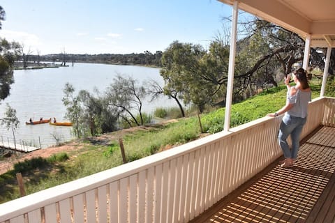 Reflections Cottage - Mundic Waterfront Cottages