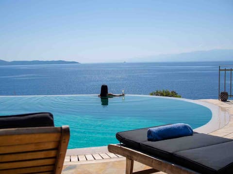 Breathtaking Seafront Pool Villa (+ Guesthouse)