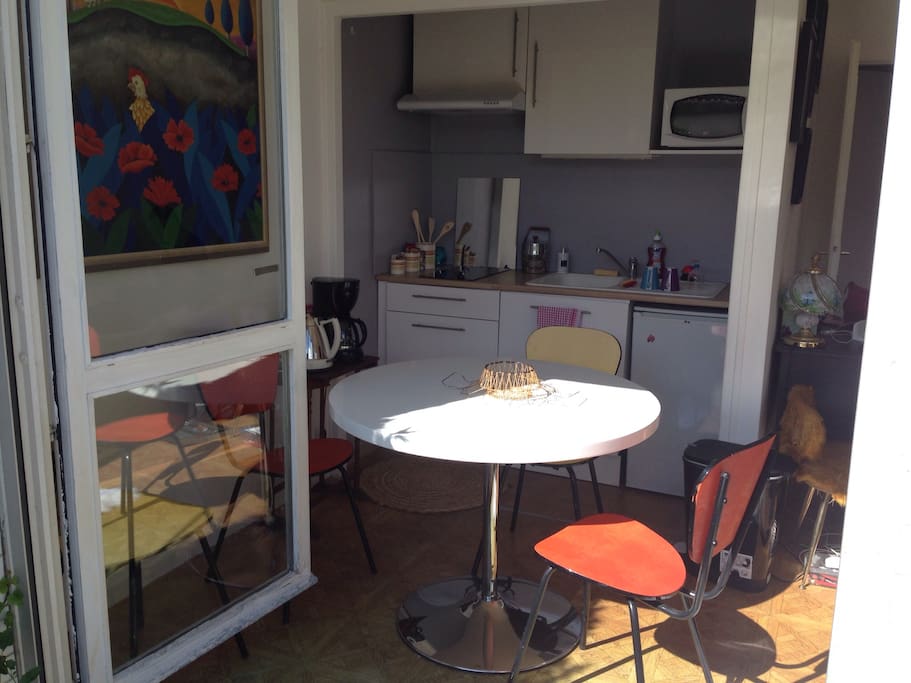 Appartement très lumineux avec ses deux grandes baies vitrées donnant sur le jardin.