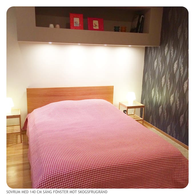 The bigger bedroom with a 140 cm wide bed