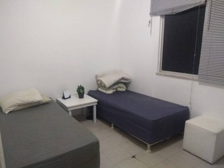 Quarto Airbnb - dá pra juntar as camas e vira de casal.