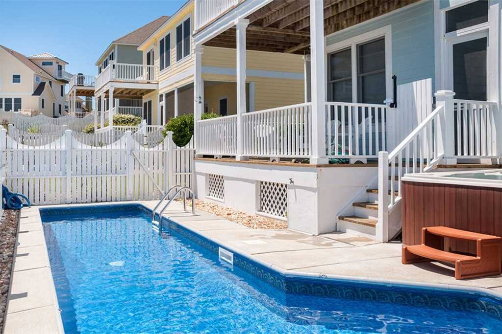 HK59: Living The Good Life | Pool Area