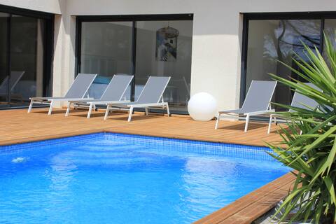 Modern villa & heated swimming pool -Entre Port & Mer