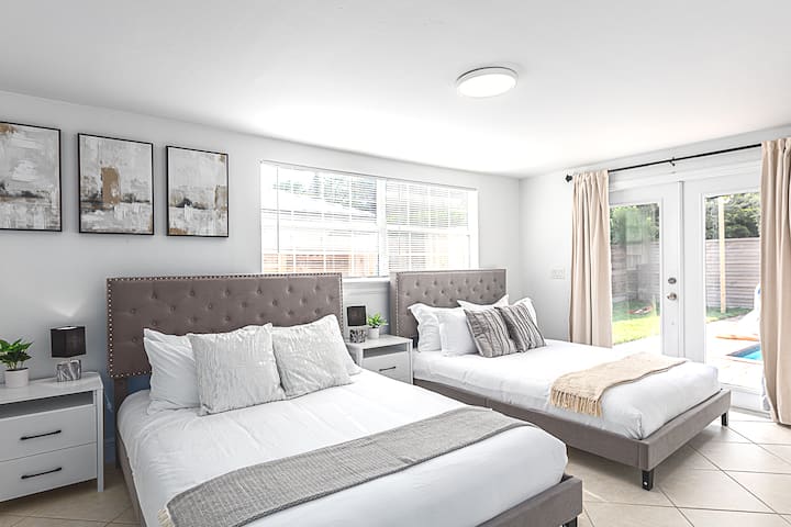 Dve menšie manželské postele