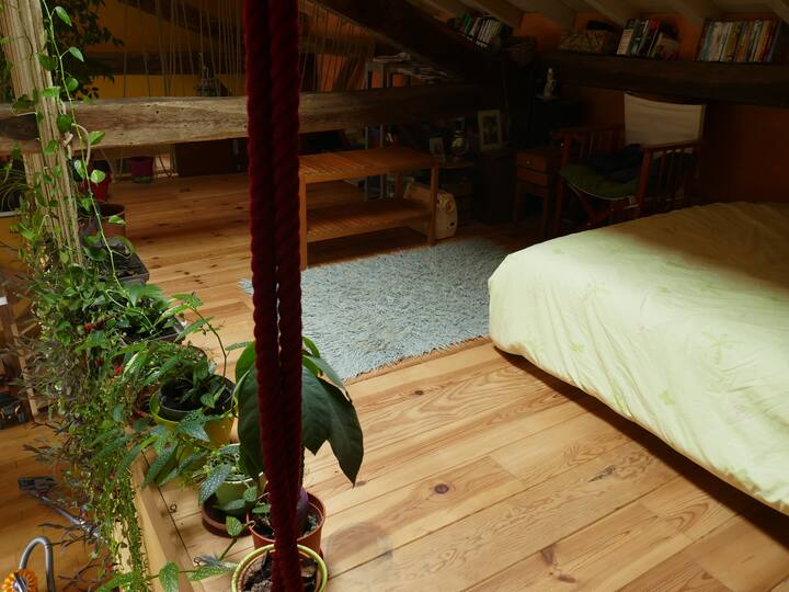 лево на мецанин