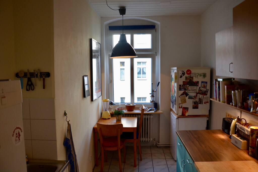 Küche mit großer Arbeitsfläche und Sitzgelegenheit / Kitchen with a large worktop and seating-accomodation
