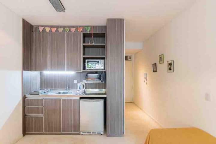 Kitnet mobiliada com varanda e vista em Palermo Hollywood