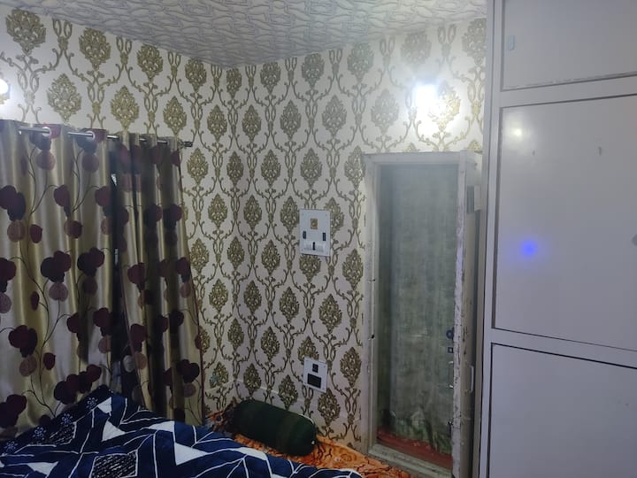 Საძინებელი 2 გარდერობით.