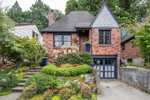 Charming, Private 2 Bed Montlake Suite w/ Parking