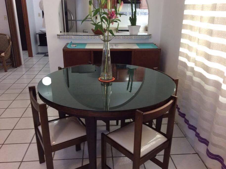 Comedor de Caoba, para 6 persona.