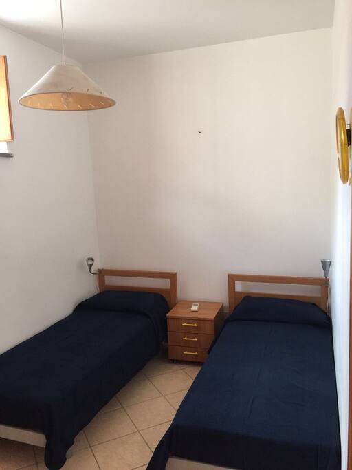 camera da letto con due letti singoli