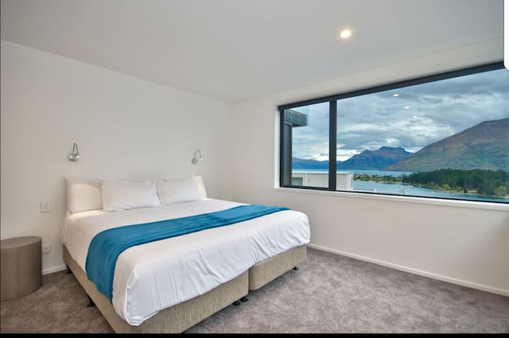 Habitación tamaño king de nivel medio con baño privado