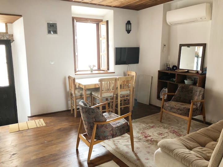 Alibey (Cunda) Avlulu Küçük Taş Ev Ayvalık şehrinde Kiralık Minik