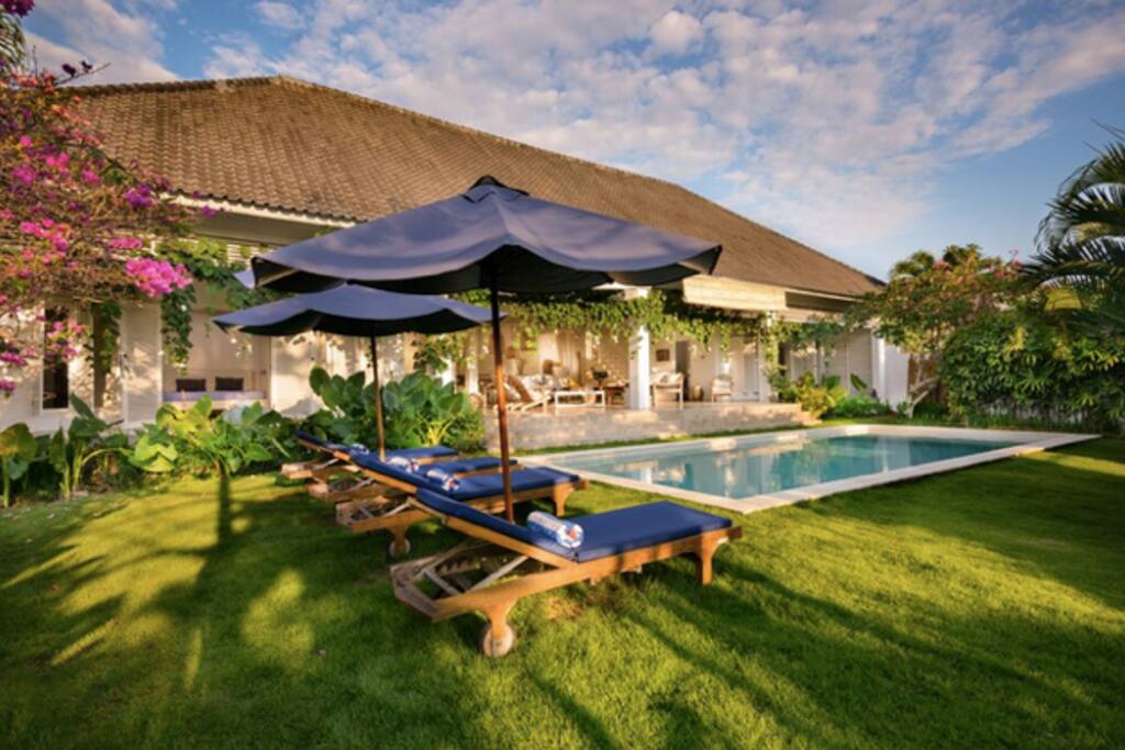 Spacious garden, with a 10x4 m private swimming pool