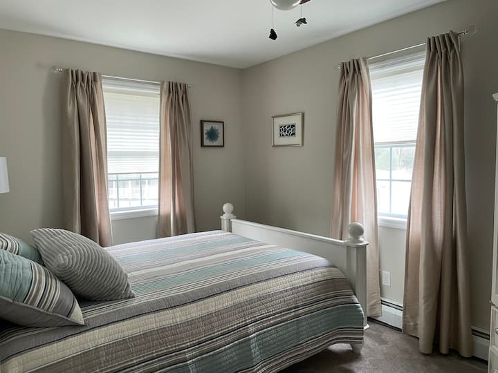 Queen Guest Room heeft een kast met tv, plafondventilator en grote kastruimte.  Gezellig beddengoed en traagschuimmatras.