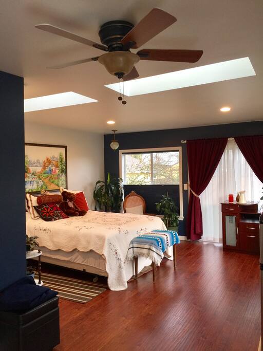 Private cozy room (new queen size bed) with private entrance