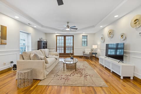 Top performing Airbnb: Modern Historic 3 bdrm 2 bath in Cincinnati Suburbs