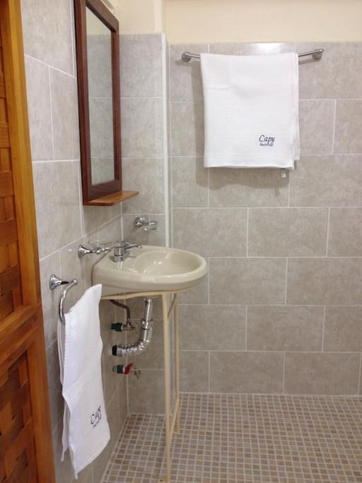 baño completo, nuevo y reluciente