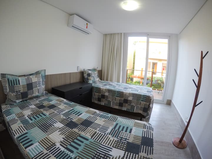 Спална соба 2 - апартман со 2 единечни кревета и пристап до балконот.