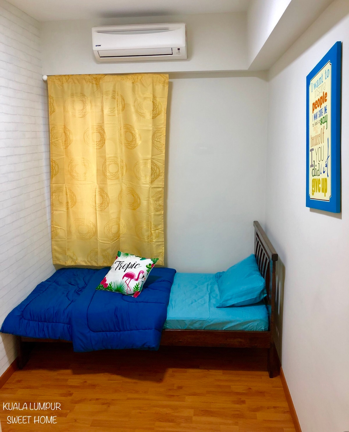 חדר שינה יחיד. מיטה נפתחת