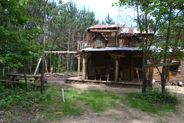 Hillbilly Hilt'n near the Dells! Sleeps 7- Fun!