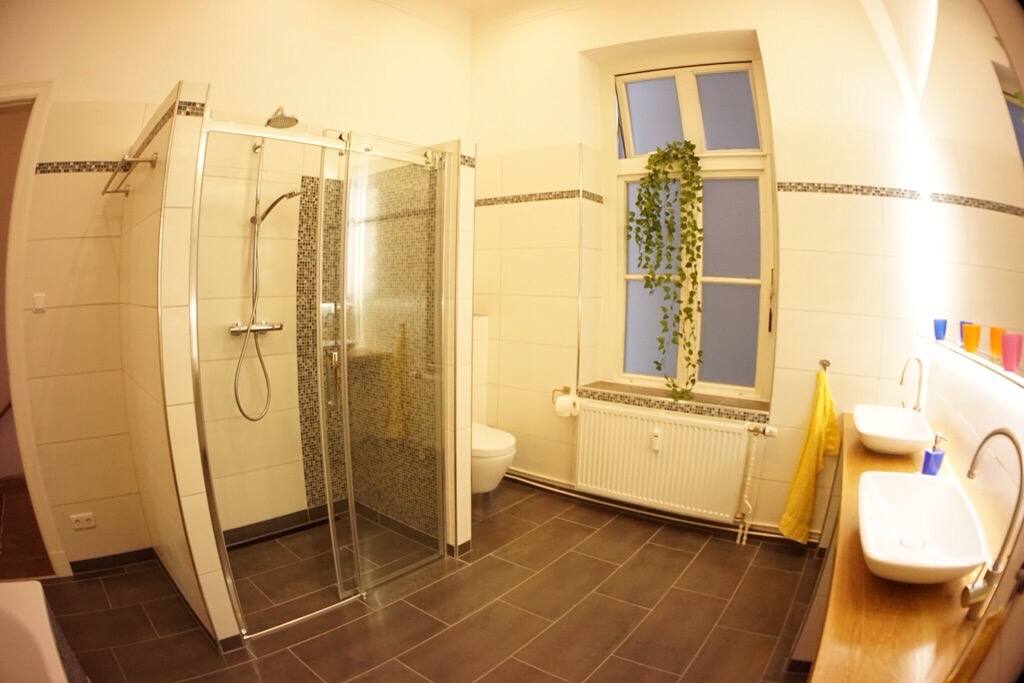 Das hochmoderne, geräumige Bad mit Fußbodenheizung
