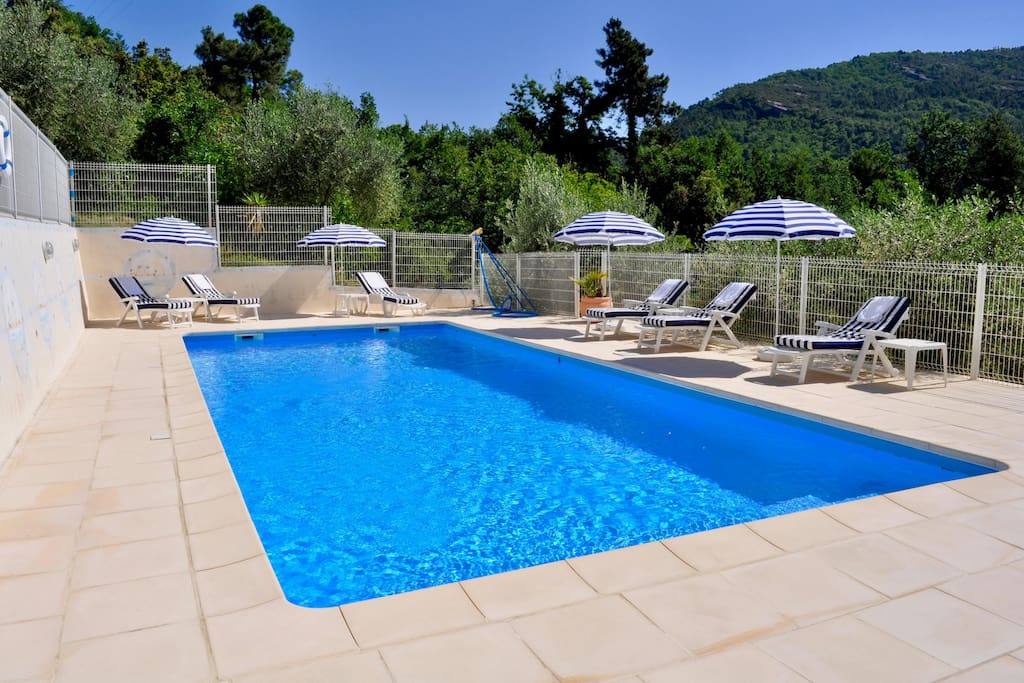 Piscine avec transats et matelas / Swimmingpool with deckchairs and mattresses