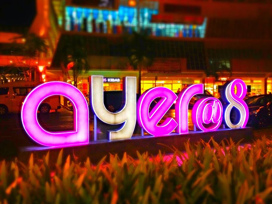 Ayer 8 provides shop lots,bank and restaurants adjacent to kondominium.Restaurants provide Western, Oriental and Arabic Cuisine