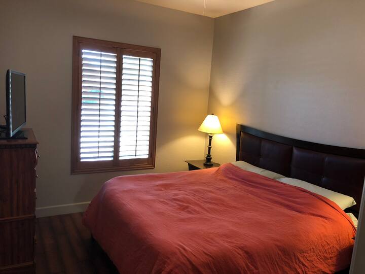 第二间卧室配备加大双人床，带电视