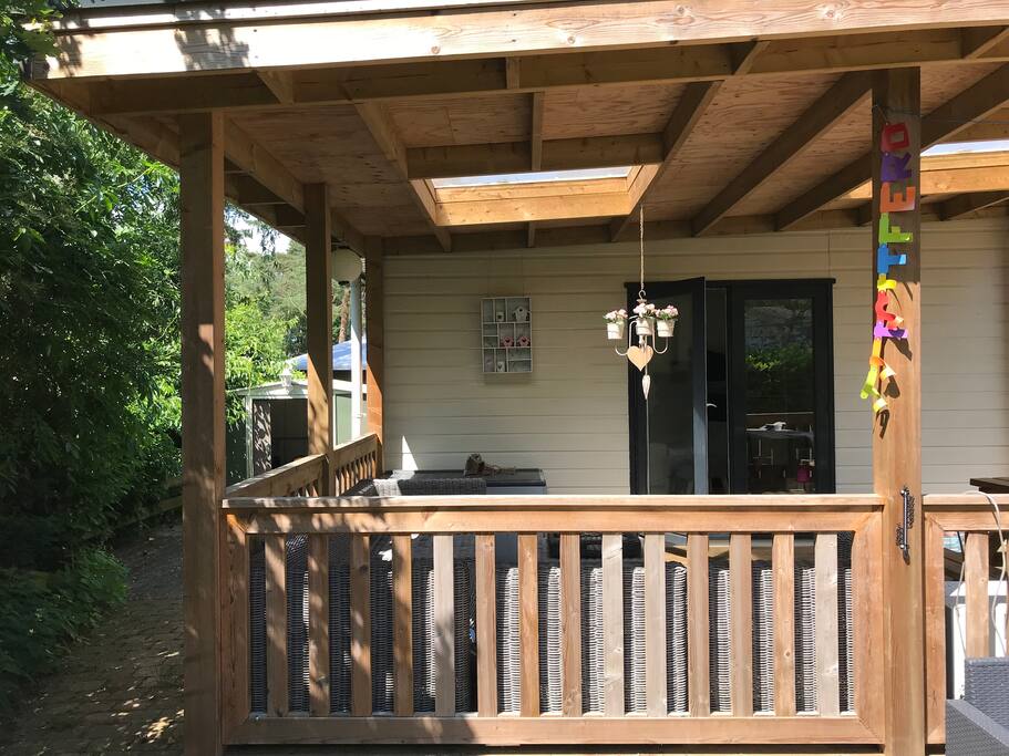 veranda met loungebank en picknicktafel