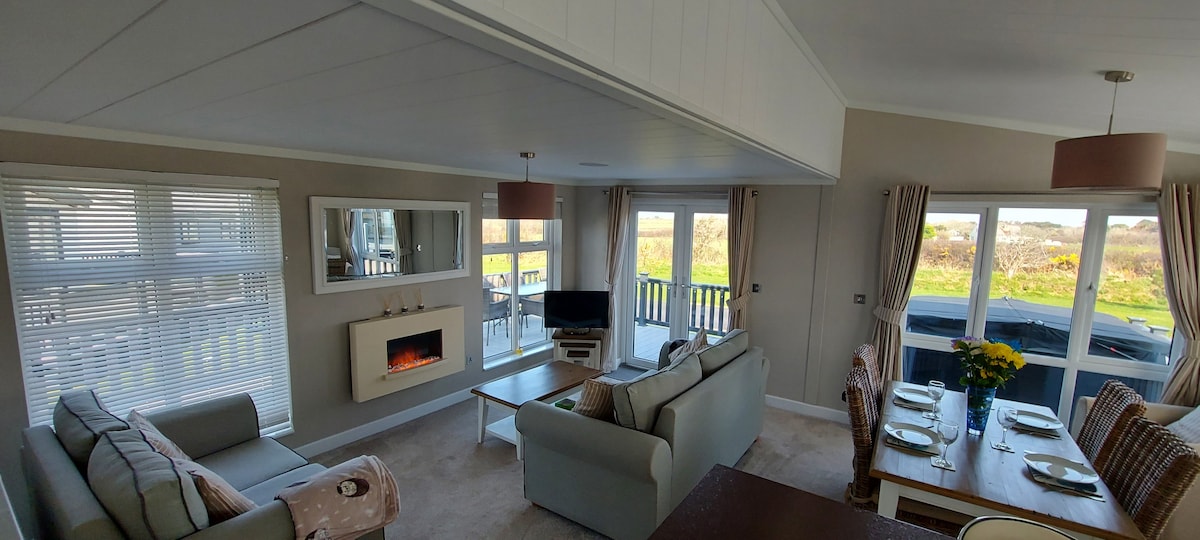 Popular Airbnb listing: Luxury 2 Bedroom Lodge Perranporth with Hot Tub. in Perranzabuloe
