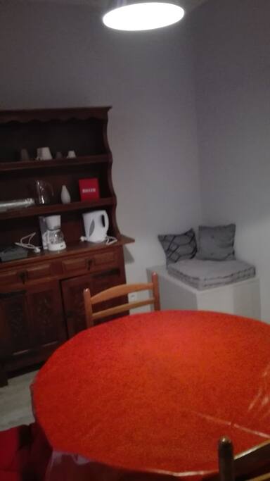 Coin repas avec cuisine ouverte