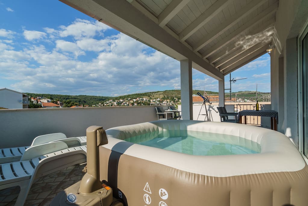 30 sqm terrace with hot tub, parasol, beach loungers, dining table, even a telescope