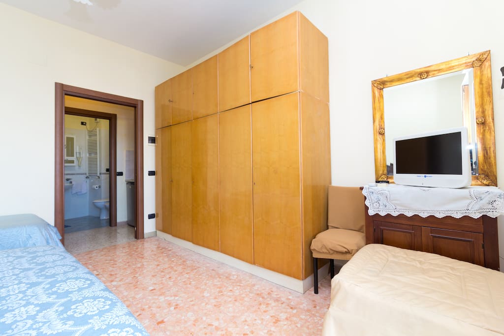 Bedroom with access to the balcony