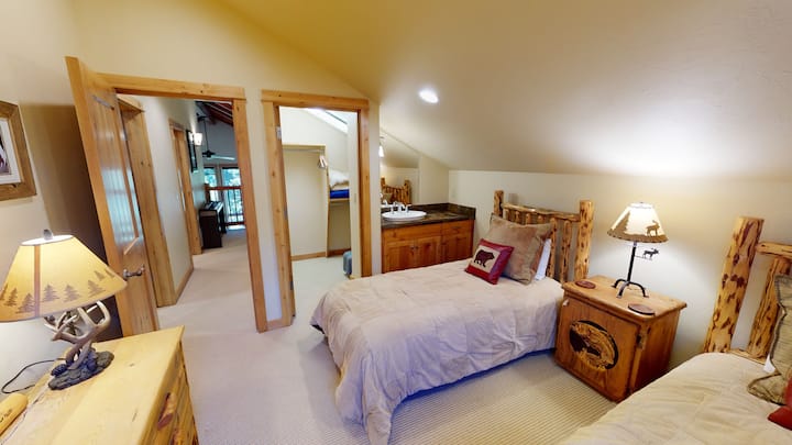 Трета спална соба на вториот кат со два близнака