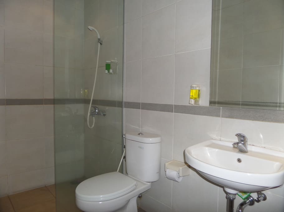 Bathroom with hot/cold shower