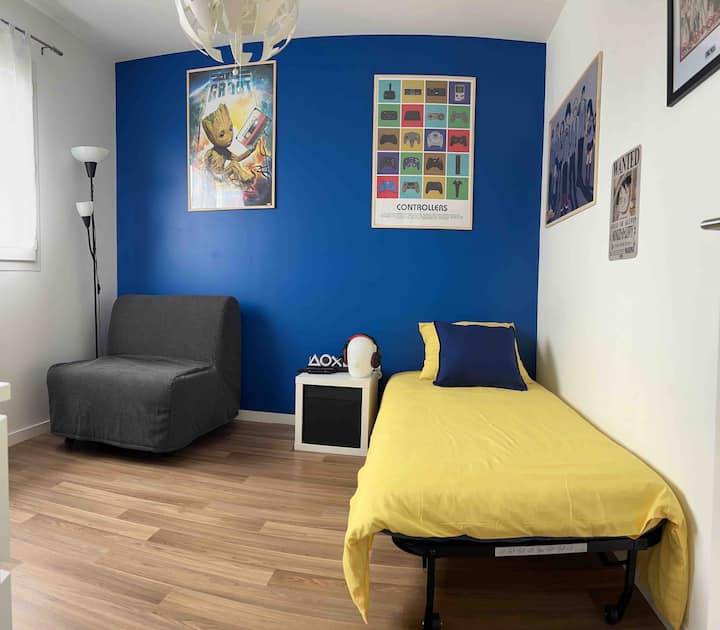 Ზემოთ მდებარე პირველი საძინებელი აღჭურვილია IKEA ‑ ს 2 გამათბობლით, რომელთა მეშვეობითაც შესაძლებელია ორადგილიანი საწოლის ან ორი ერთადგილიანი საწოლის შექმნა. 